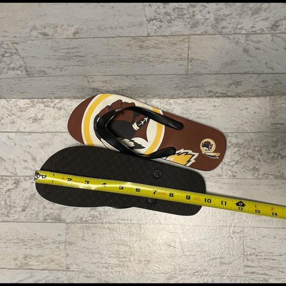 Washington Redskins Womans 6/7 Thongs Flip Flops Sandals medium see size Pic NEW - Picture 3 of 5